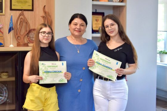 Înmânarea diplomelor celor 4 eleve implicate în cadrul proiectului „Comunități reziliente pri abilitarea femeilor”